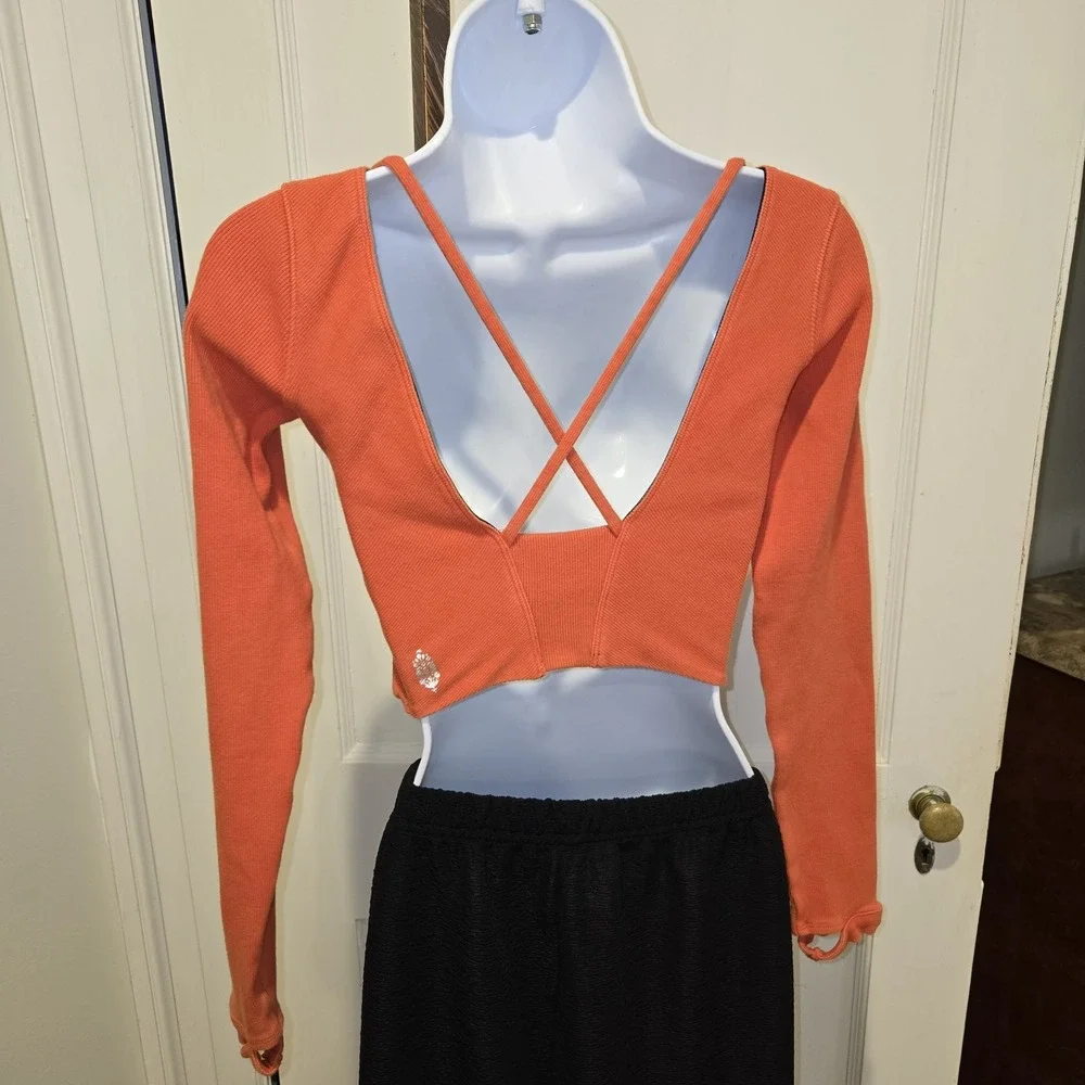 Free People Movement Cropped Top‎ Open Back Criss Cross Straps Thumb Holes